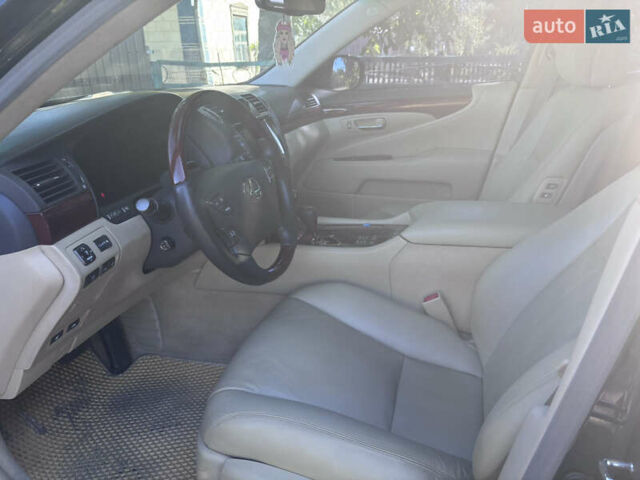 Черный Лексус ЛС, объемом двигателя 4.6 л и пробегом 220 тыс. км за 11999 $, фото 4 на Automoto.ua