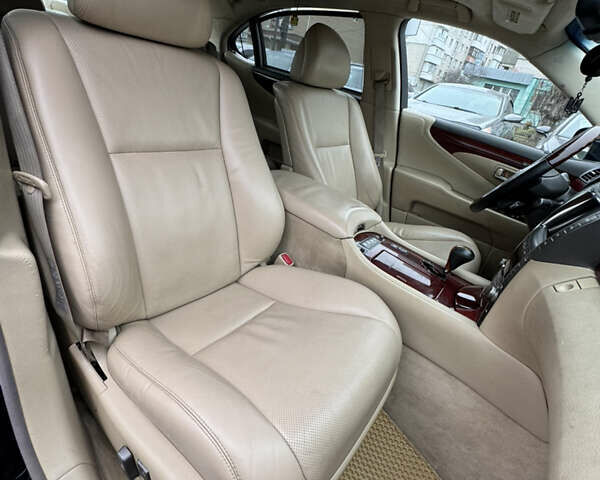 Черный Лексус ЛС, объемом двигателя 4.61 л и пробегом 138 тыс. км за 9999 $, фото 24 на Automoto.ua
