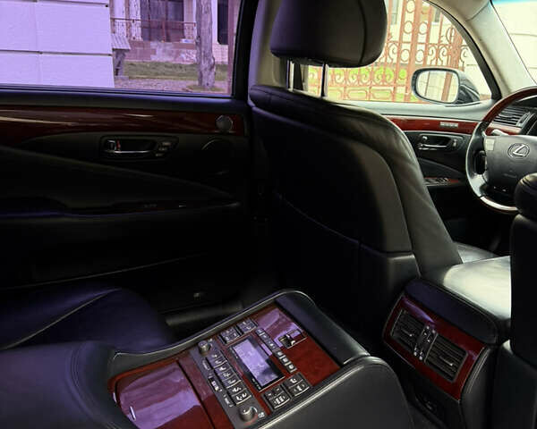 Черный Лексус ЛС, объемом двигателя 4.61 л и пробегом 200 тыс. км за 10900 $, фото 12 на Automoto.ua