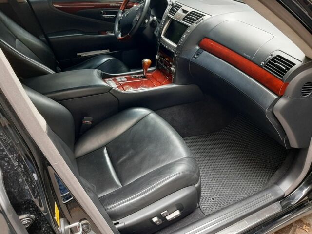 Черный Лексус ЛС, объемом двигателя 5 л и пробегом 229 тыс. км за 10500 $, фото 5 на Automoto.ua