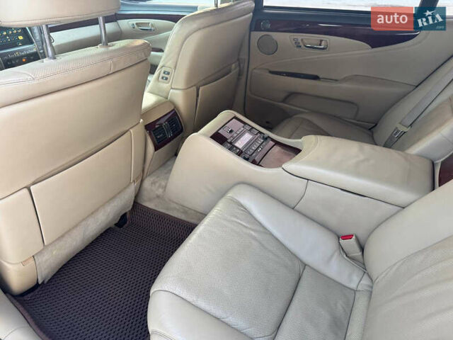 Черный Лексус ЛС, объемом двигателя 4.61 л и пробегом 182 тыс. км за 8900 $, фото 11 на Automoto.ua