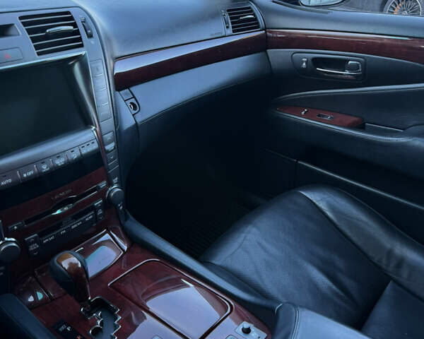 Черный Лексус ЛС, объемом двигателя 4.6 л и пробегом 215 тыс. км за 12400 $, фото 14 на Automoto.ua