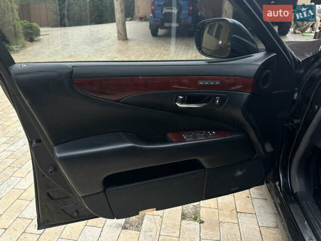 Черный Лексус ЛС, объемом двигателя 5 л и пробегом 142 тыс. км за 16900 $, фото 31 на Automoto.ua