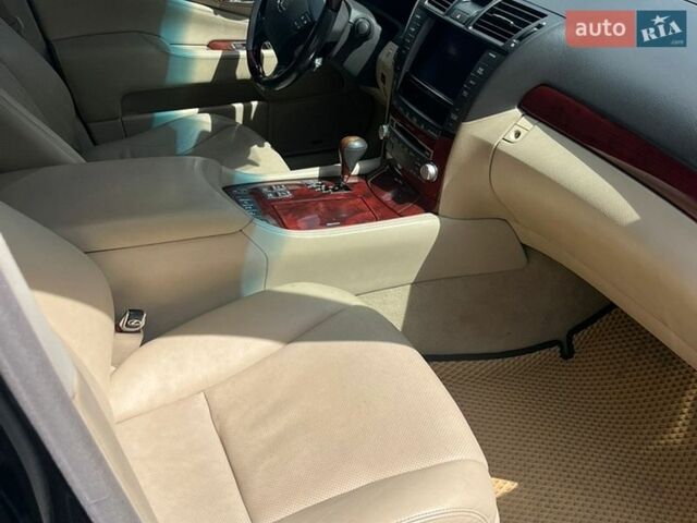 Черный Лексус ЛС, объемом двигателя 4.6 л и пробегом 243 тыс. км за 18000 $, фото 6 на Automoto.ua
