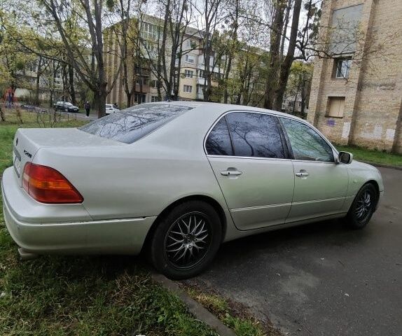 Серый Лексус ЛС, объемом двигателя 4.3 л и пробегом 340 тыс. км за 6900 $, фото 2 на Automoto.ua