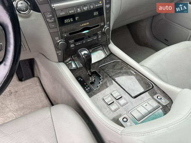 Серый Лексус ЛС, объемом двигателя 4.6 л и пробегом 323 тыс. км за 10400 $, фото 11 на Automoto.ua