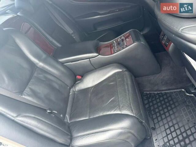 Серый Лексус ЛС, объемом двигателя 4.6 л и пробегом 230 тыс. км за 10300 $, фото 6 на Automoto.ua