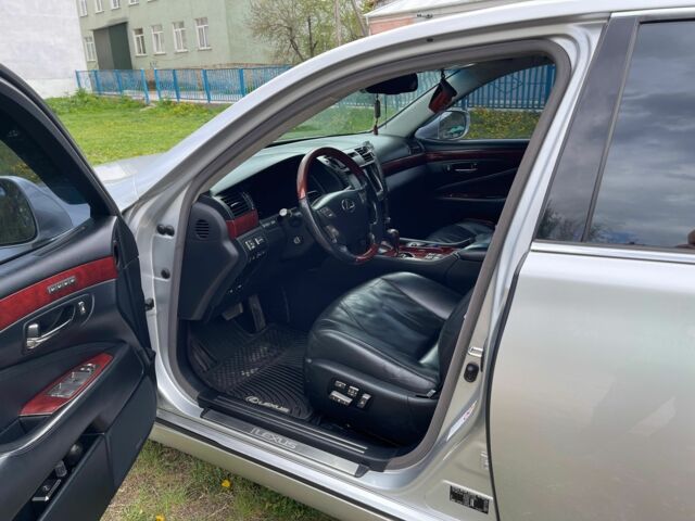 Серый Лексус ЛС, объемом двигателя 4.6 л и пробегом 295 тыс. км за 11000 $, фото 2 на Automoto.ua