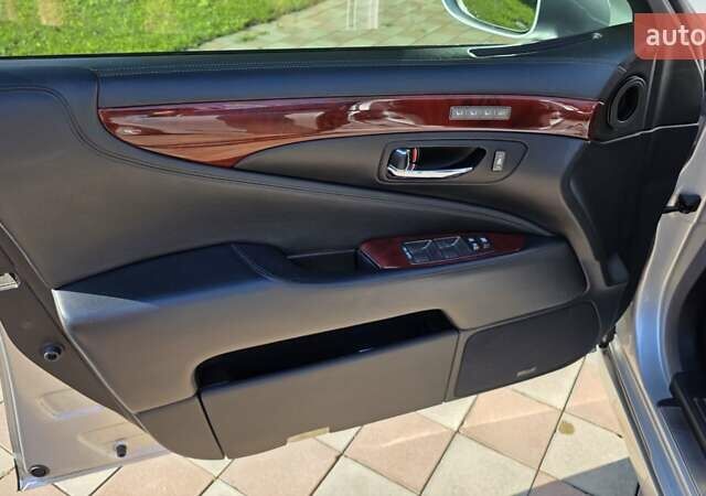 Серый Лексус ЛС, объемом двигателя 5 л и пробегом 280 тыс. км за 18999 $, фото 3 на Automoto.ua