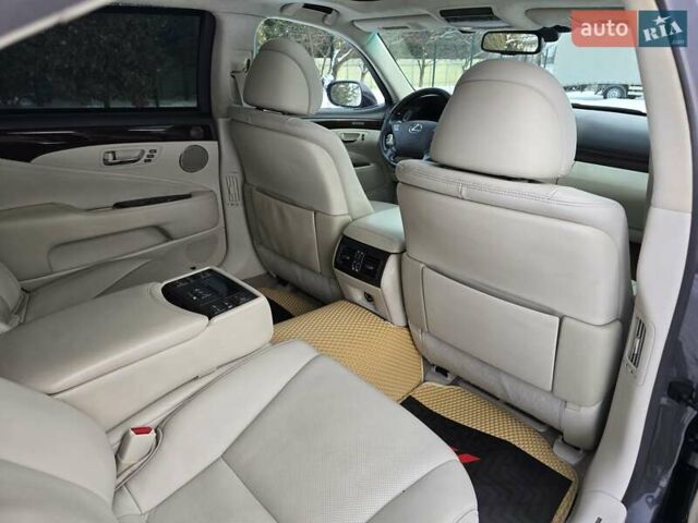 Серый Лексус ЛС, объемом двигателя 5 л и пробегом 237 тыс. км за 15499 $, фото 68 на Automoto.ua