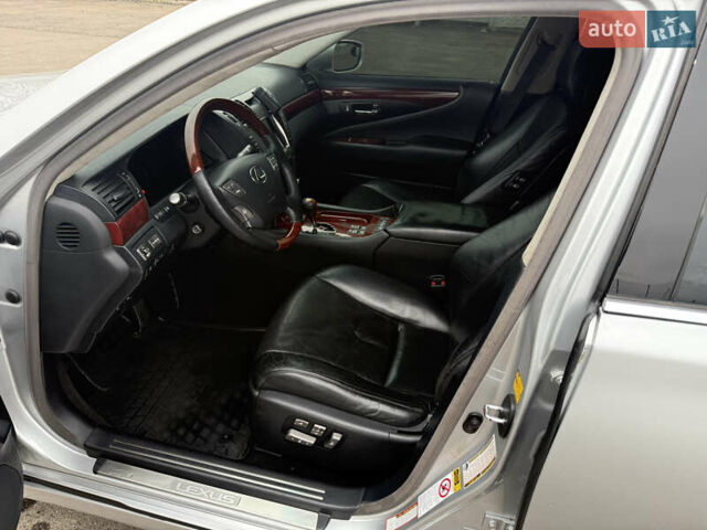 Серый Лексус ЛС, объемом двигателя 4.6 л и пробегом 230 тыс. км за 8500 $, фото 5 на Automoto.ua