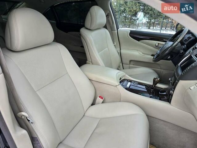 Сірий Лексус ЛС, об'ємом двигуна 5 л та пробігом 237 тис. км за 15499 $, фото 61 на Automoto.ua