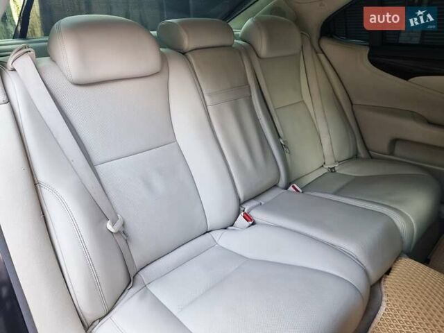 Серый Лексус ЛС, объемом двигателя 4.97 л и пробегом 237 тыс. км за 16999 $, фото 84 на Automoto.ua