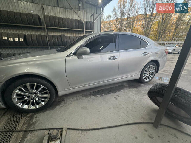 Серый Лексус ЛС, объемом двигателя 4.61 л и пробегом 290 тыс. км за 9000 $, фото 7 на Automoto.ua