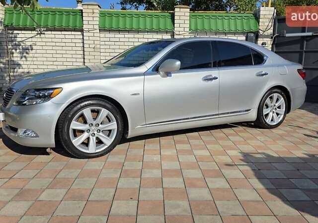 Серый Лексус ЛС, объемом двигателя 5 л и пробегом 280 тыс. км за 17999 $, фото 1 на Automoto.ua