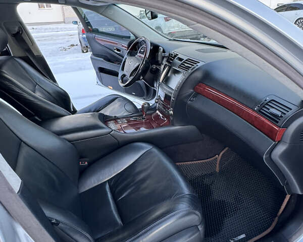 Серый Лексус ЛС, объемом двигателя 4.61 л и пробегом 264 тыс. км за 9000 $, фото 16 на Automoto.ua