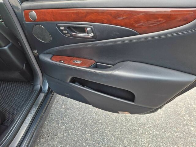 Серый Лексус ЛС, объемом двигателя 5 л и пробегом 340 тыс. км за 14500 $, фото 3 на Automoto.ua