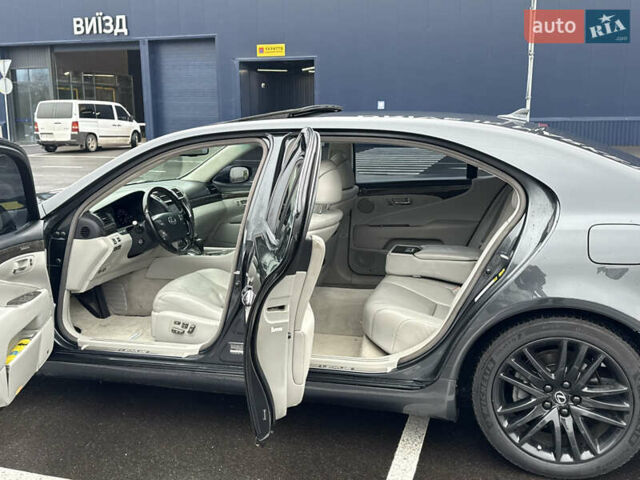 Серый Лексус ЛС, объемом двигателя 4.6 л и пробегом 323 тыс. км за 10400 $, фото 8 на Automoto.ua