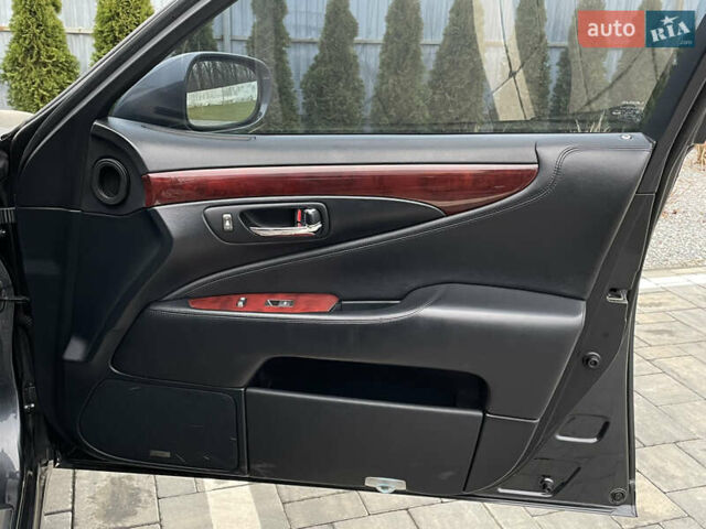 Серый Лексус ЛС, объемом двигателя 4.6 л и пробегом 195 тыс. км за 9950 $, фото 43 на Automoto.ua