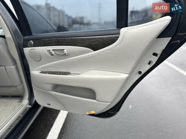 Серый Лексус ЛС, объемом двигателя 4.6 л и пробегом 323 тыс. км за 10400 $, фото 21 на Automoto.ua