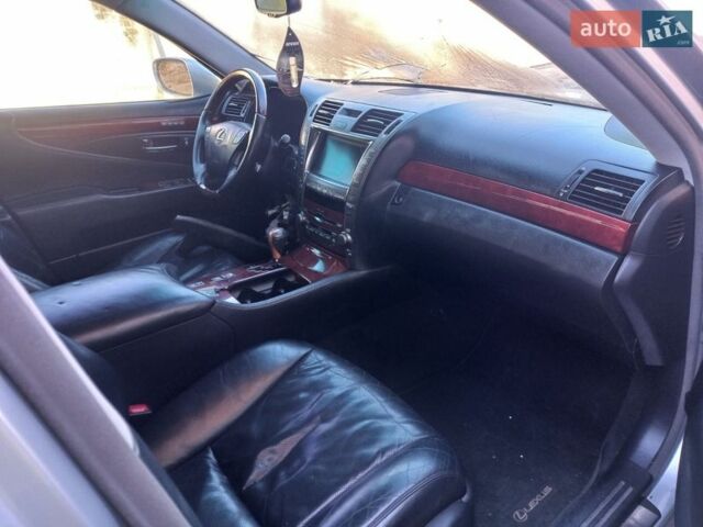 Серый Лексус ЛС, объемом двигателя 4.61 л и пробегом 190 тыс. км за 8500 $, фото 5 на Automoto.ua