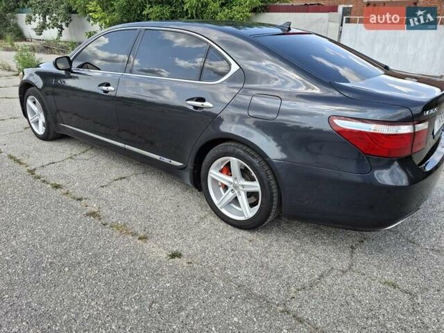 Серый Лексус ЛС, объемом двигателя 5 л и пробегом 380 тыс. км за 13900 $, фото 2 на Automoto.ua