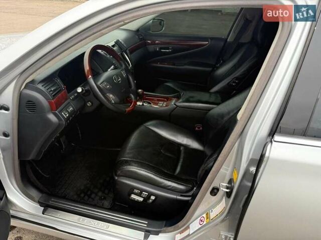 Серый Лексус ЛС, объемом двигателя 4.6 л и пробегом 230 тыс. км за 10300 $, фото 4 на Automoto.ua