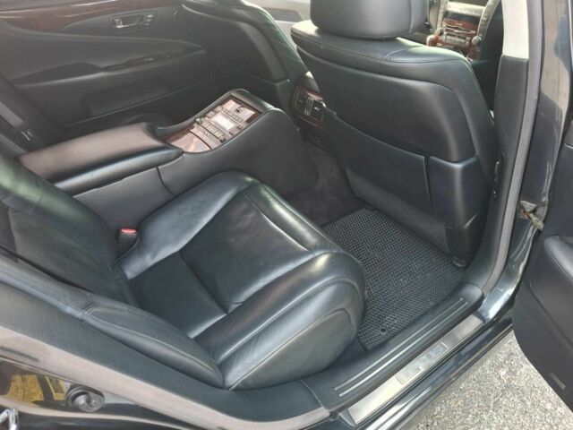 Серый Лексус ЛС, объемом двигателя 5 л и пробегом 340 тыс. км за 14500 $, фото 2 на Automoto.ua