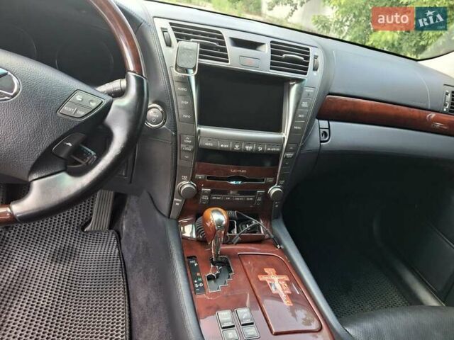 Серый Лексус ЛС, объемом двигателя 5 л и пробегом 380 тыс. км за 13900 $, фото 25 на Automoto.ua