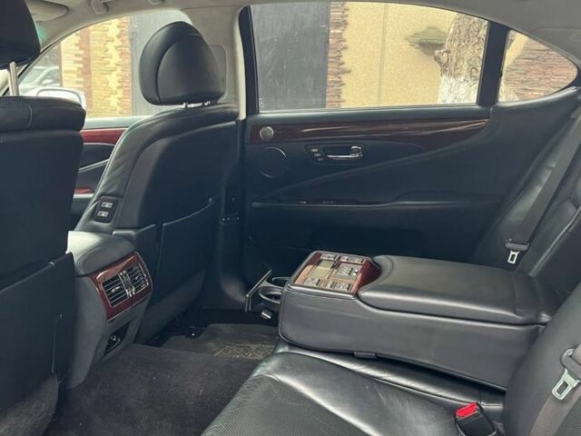 Серый Лексус ЛС, объемом двигателя 4.6 л и пробегом 241 тыс. км за 11088 $, фото 6 на Automoto.ua