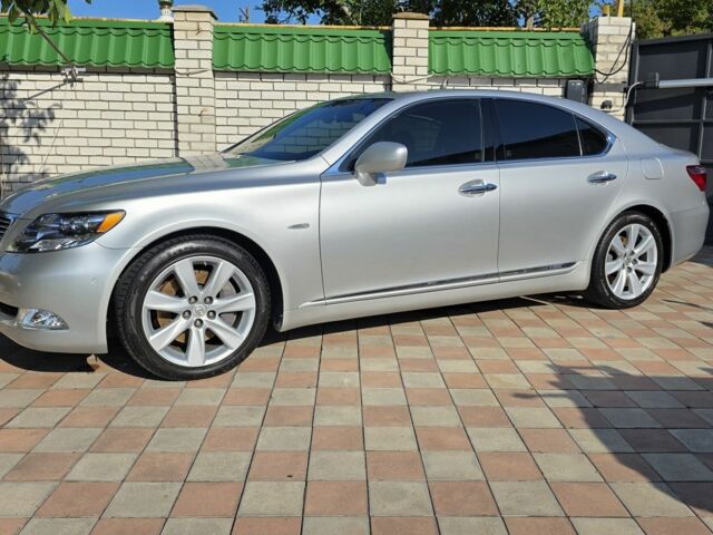 Серый Лексус ЛС, объемом двигателя 5 л и пробегом 281 тыс. км за 18999 $, фото 2 на Automoto.ua