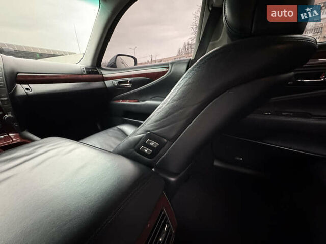 Серый Лексус ЛС, объемом двигателя 4.6 л и пробегом 116 тыс. км за 11700 $, фото 35 на Automoto.ua