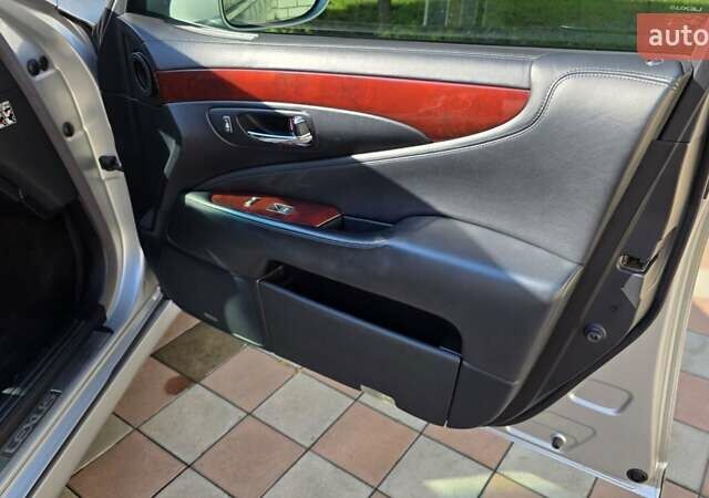 Серый Лексус ЛС, объемом двигателя 5 л и пробегом 280 тыс. км за 17999 $, фото 11 на Automoto.ua