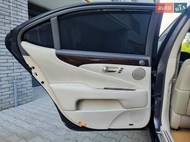 Серый Лексус ЛС, объемом двигателя 4.97 л и пробегом 237 тыс. км за 16999 $, фото 54 на Automoto.ua