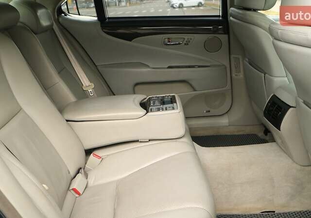 Серый Лексус ЛС, объемом двигателя 5 л и пробегом 164 тыс. км за 11971 $, фото 6 на Automoto.ua