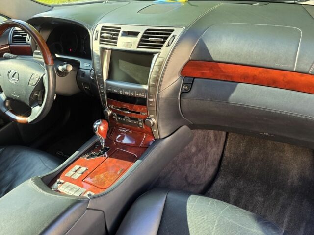 Серый Лексус ЛС, объемом двигателя 5 л и пробегом 281 тыс. км за 18999 $, фото 4 на Automoto.ua