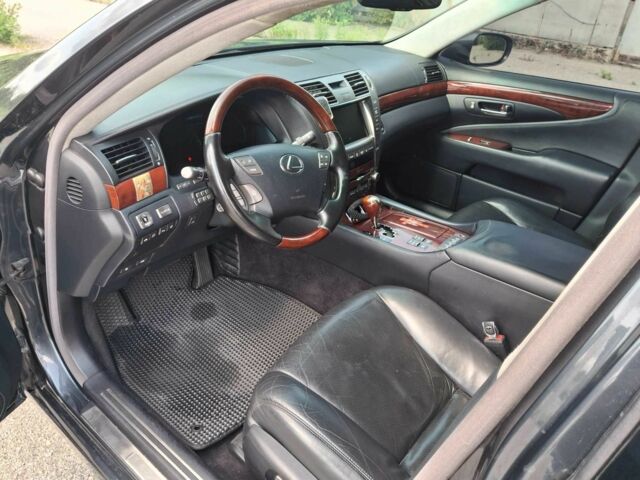 Серый Лексус ЛС, объемом двигателя 5 л и пробегом 340 тыс. км за 14500 $, фото 15 на Automoto.ua