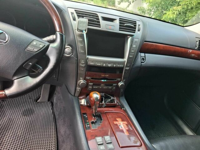 Серый Лексус ЛС, объемом двигателя 5 л и пробегом 340 тыс. км за 14500 $, фото 18 на Automoto.ua