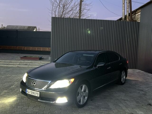 Серый Лексус ЛС, объемом двигателя 4.6 л и пробегом 183 тыс. км за 10999 $, фото 1 на Automoto.ua