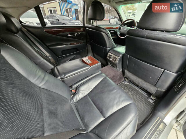 Серый Лексус ЛС, объемом двигателя 4.61 л и пробегом 290 тыс. км за 9000 $, фото 6 на Automoto.ua