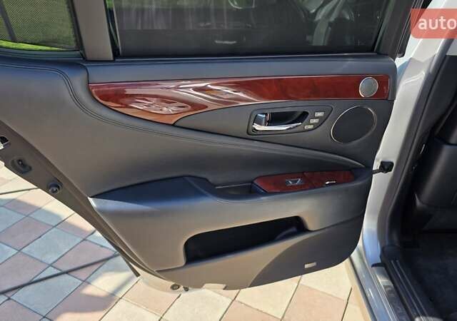 Серый Лексус ЛС, объемом двигателя 5 л и пробегом 280 тыс. км за 17999 $, фото 2 на Automoto.ua