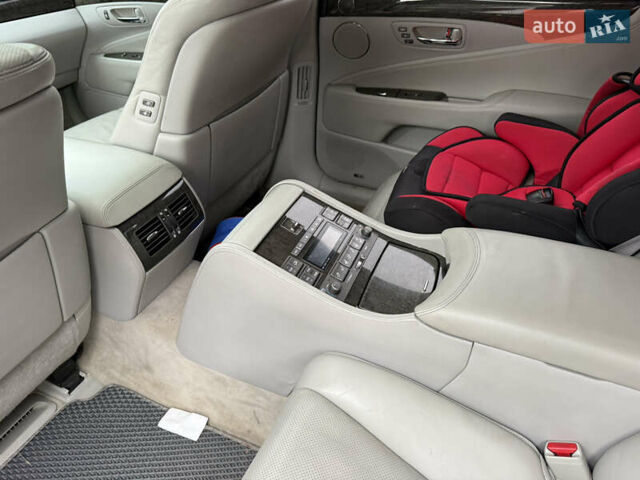 Серый Лексус ЛС, объемом двигателя 4.61 л и пробегом 216 тыс. км за 12800 $, фото 44 на Automoto.ua