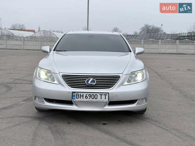 Серый Лексус ЛС, объемом двигателя 4.6 л и пробегом 230 тыс. км за 8500 $, фото 2 на Automoto.ua