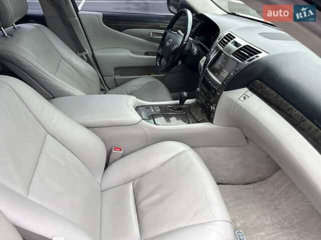 Серый Лексус ЛС, объемом двигателя 4.6 л и пробегом 323 тыс. км за 10400 $, фото 24 на Automoto.ua