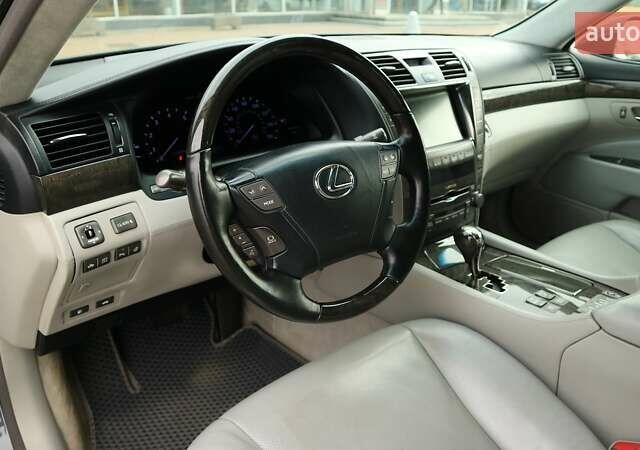 Серый Лексус ЛС, объемом двигателя 5 л и пробегом 164 тыс. км за 11971 $, фото 15 на Automoto.ua