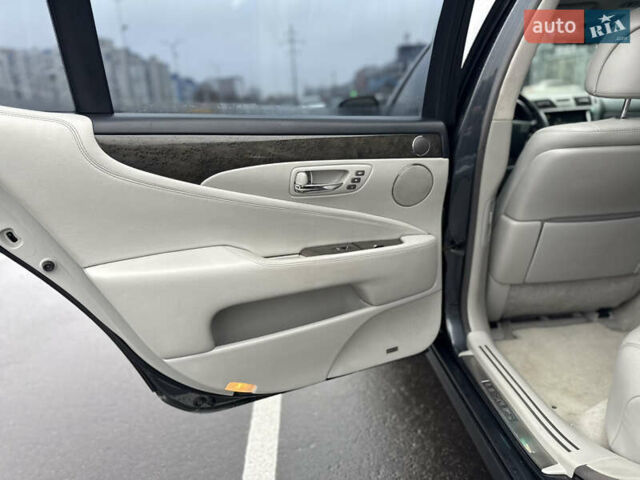 Серый Лексус ЛС, объемом двигателя 4.6 л и пробегом 323 тыс. км за 10400 $, фото 16 на Automoto.ua