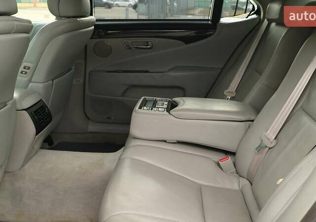 Серый Лексус ЛС, объемом двигателя 5 л и пробегом 164 тыс. км за 11971 $, фото 13 на Automoto.ua