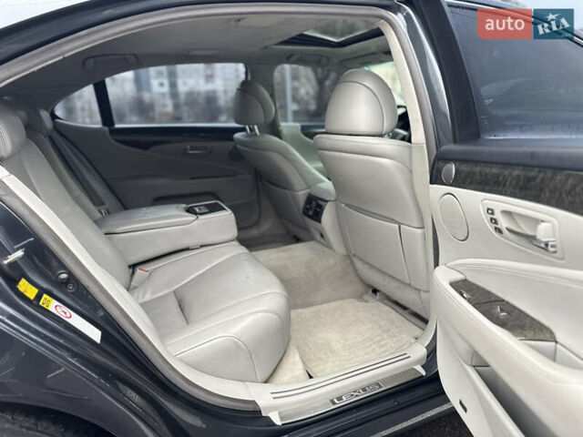 Серый Лексус ЛС, объемом двигателя 4.6 л и пробегом 323 тыс. км за 10400 $, фото 19 на Automoto.ua