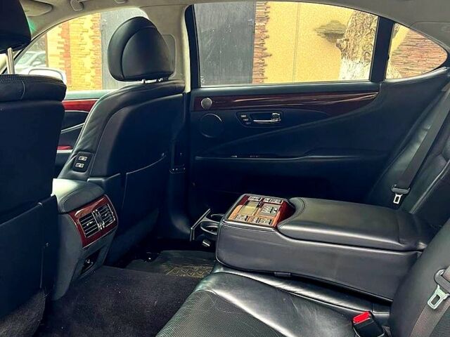 Серый Лексус ЛС, объемом двигателя 4.6 л и пробегом 241 тыс. км за 12000 $, фото 6 на Automoto.ua