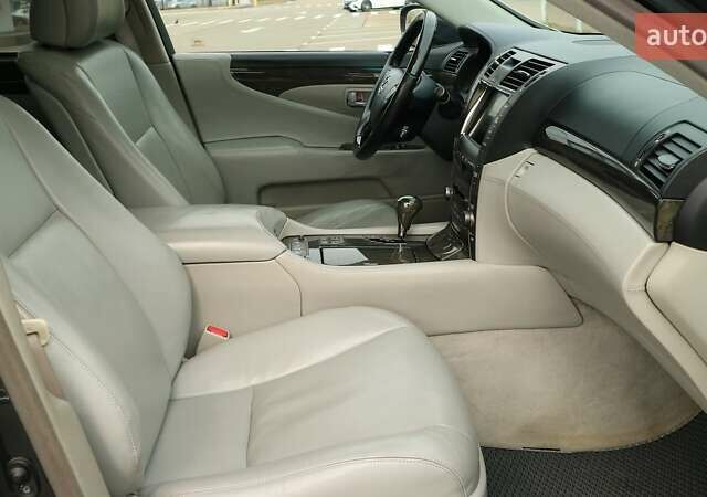 Серый Лексус ЛС, объемом двигателя 5 л и пробегом 164 тыс. км за 11971 $, фото 5 на Automoto.ua